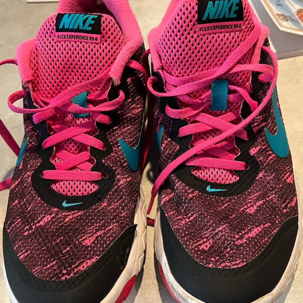 Nike Flex Experience RN 4 Black and Pink Sneakers Size 8